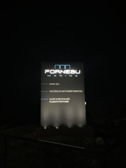 Fornebu marina LED Pilon by night, foto